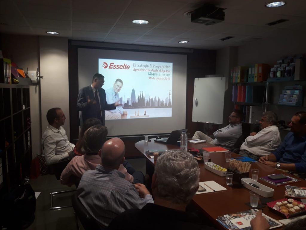 Miguel Illescas ofreció una charla-taller en ESSELTE