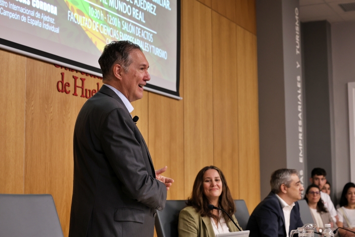 Éxito de la conferencia de Miguel Illescas sobre Ajedrez y toma de decisiones en Huelva