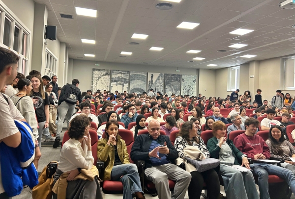 Público asistente en el Salón de Actos de La Merced