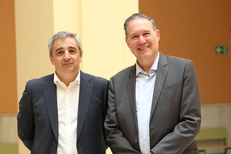 Miguel Illescas junto a Tomás Escobar en la Facultad de la Merced de Huelva