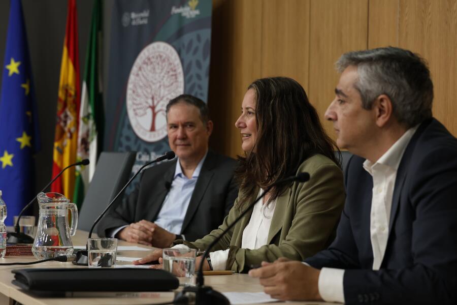 Miguel Illescas durante la conferencia en la Facultad de la Merced